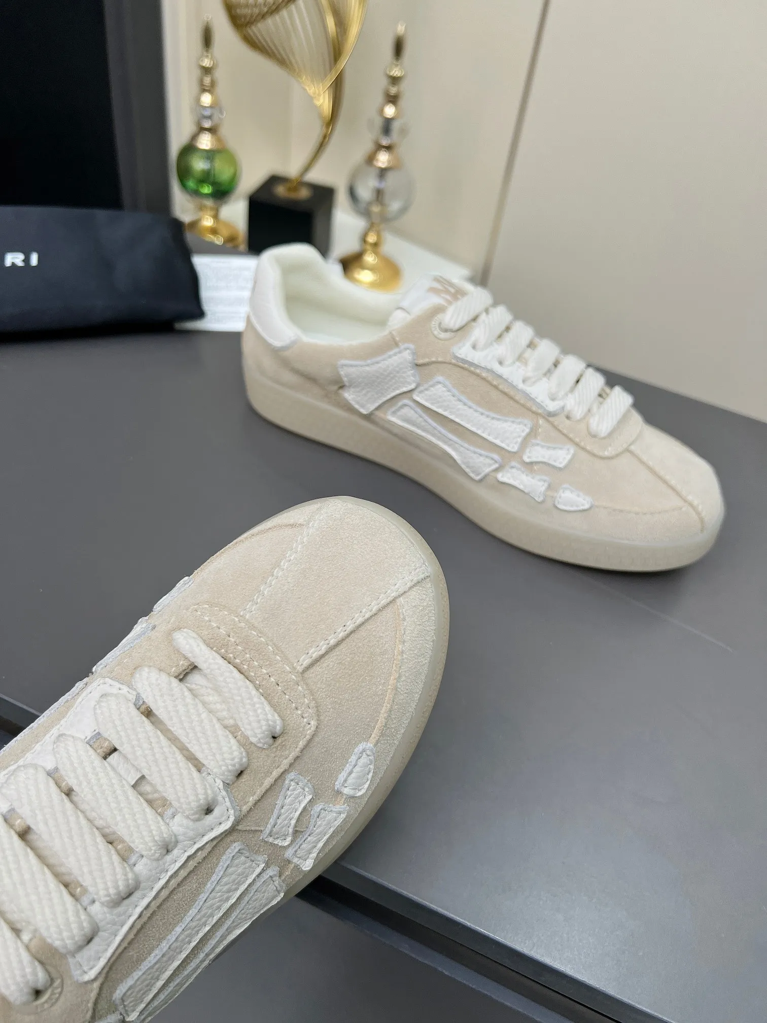 Men's Men's Shoes 💰580 Bone Shoes · AMIRI Skel-Top AMIRI 🔥 launches a new "ThePacific" series of low-top casual sports moral training shoes in the early spring of 2025. This iconic shoe covers men's and women's shoes, drawing inspiration from the brand's classic sports style and elegantly integrating West Coast style. "The Pacific" contrasting five-pointed star series is rooted in Amiri's unique California genes, showing the freedom and leisure atmosphere of the West Coast. This series launches two styles that incorporate the brand's iconic elements: the leather version is made of pure white leather with a same-color sole, and is embellished with star patterns on the side of the shoe, just like the bright starry sky of California. The black and ocean blue colors are shared by men and women, and there is also a red star model exclusive for men and a light pink star model exclusive for women. The suede model is decorated with the brand's classic bone pattern on the side of the shoe. The rubber sole and suede fabric complement each other. The color scheme covers black, chocolate and sand, and is suitable for both men and women. Made of imported cowhide and decorated with bone pieces on the sides of the upper, it is novel and unique and has a good three-dimensional effect! High-density breathable mesh lining + original molded TPU outsole 🙏 Recommended by celebrities, bloggers and internet celebrities, 🚵🏻 an indispensable item for shopping, partying and traveling. One of the most unmissable sneakers in 2025 ✦Color: 10 colors available ✦Size: Women’s size 35--40 ✦Size: Men’s size 39--45